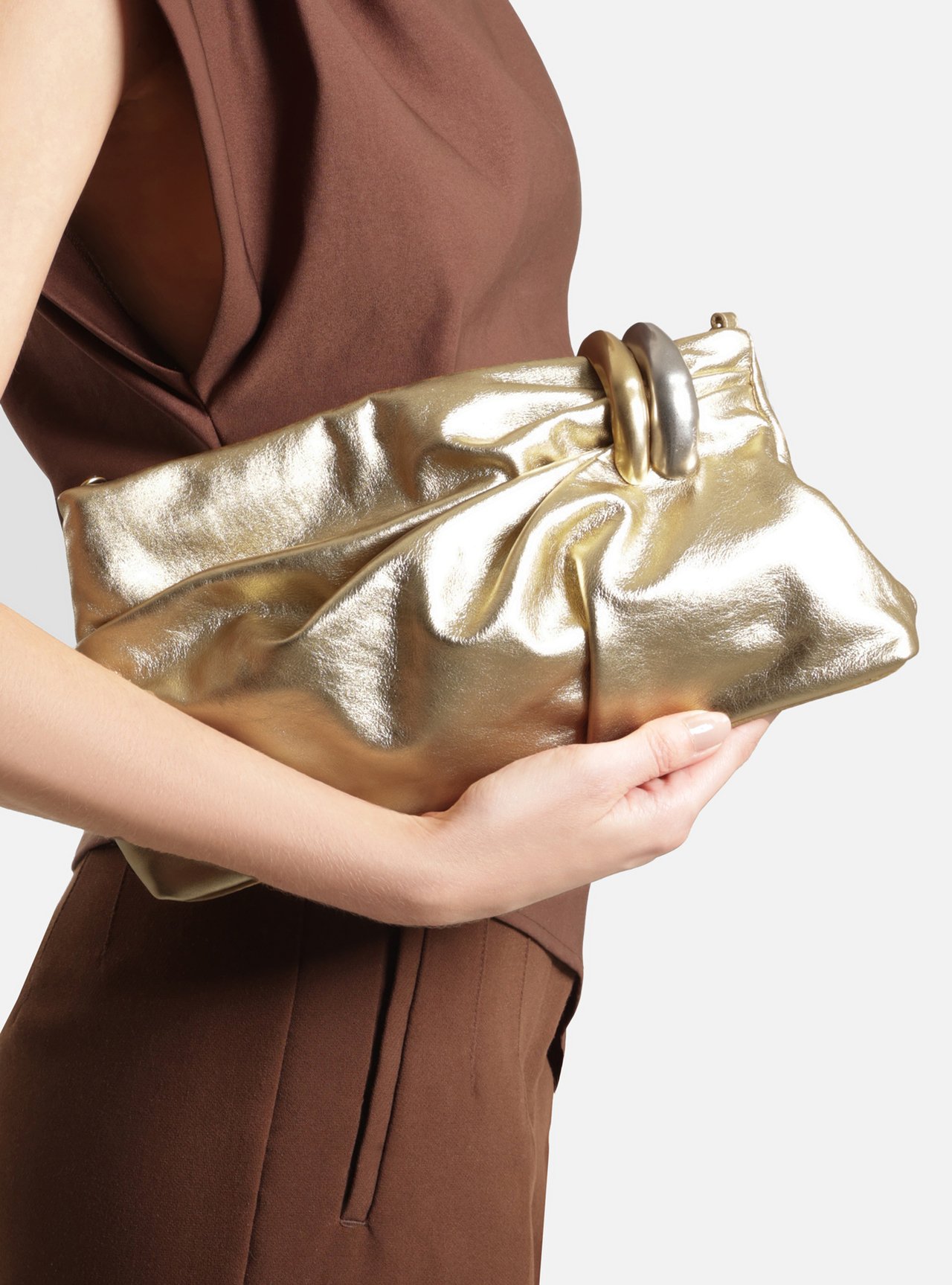 Bolsa Clutch Preta Couro Média Soft Metais — foto 6