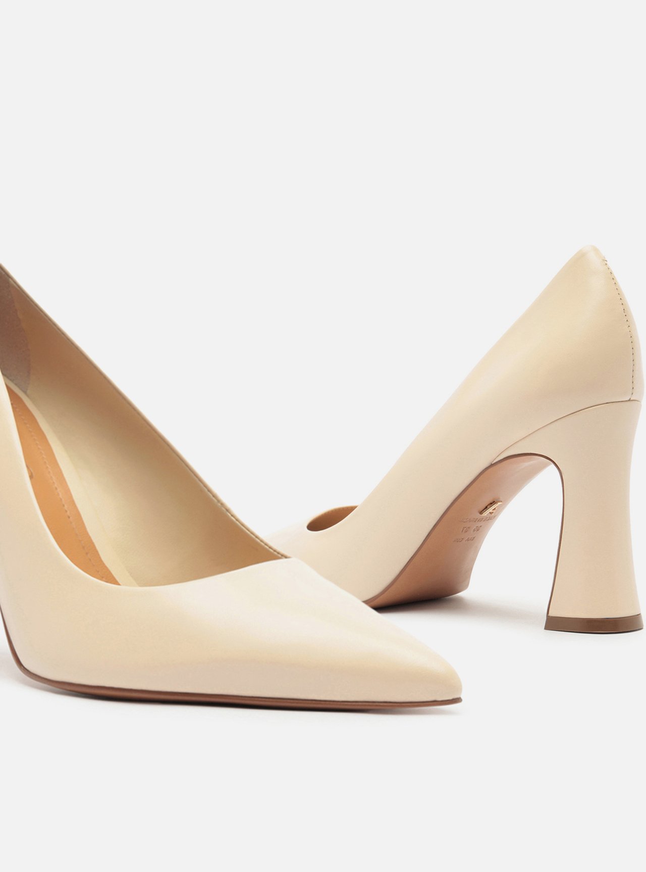 Scarpin Off White Couro Salto Alto Bloco Flare — foto 4