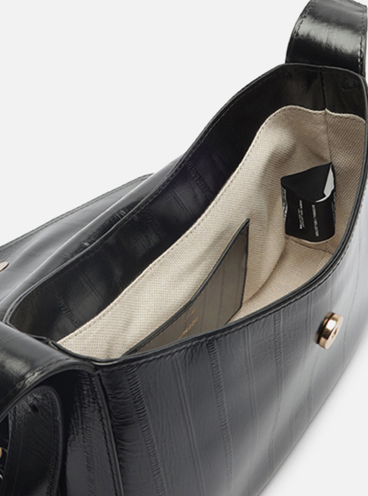 Bolsa Tiracolo Preta Couro Pequena Tampo Metal — foto 4