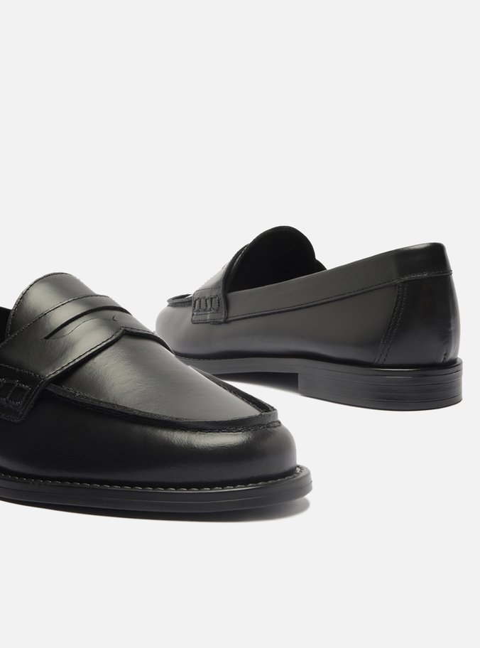Mocassim Preto Couro Bico Redondo Tira