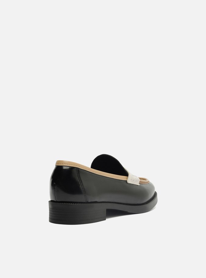 Mocassim Preto Bico Redondo Tira Branca