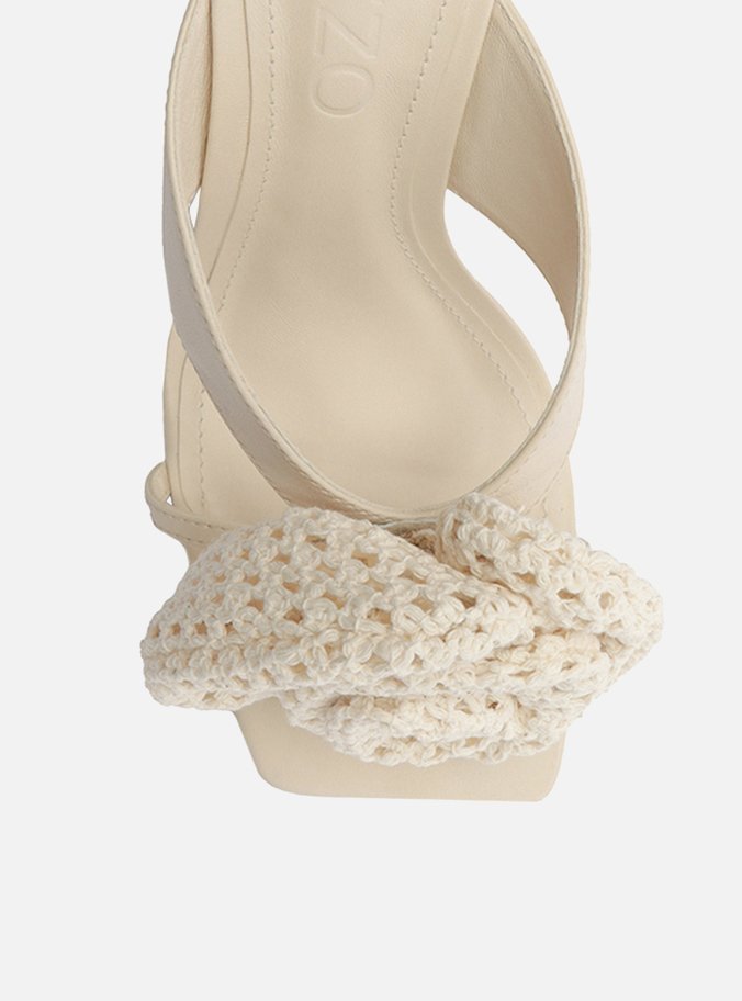 Sandália Off-White Salto Fino Flor Crochê