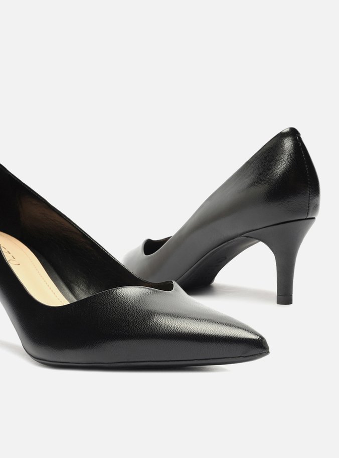 Scarpin Preto Couro Salto Baixo Fino