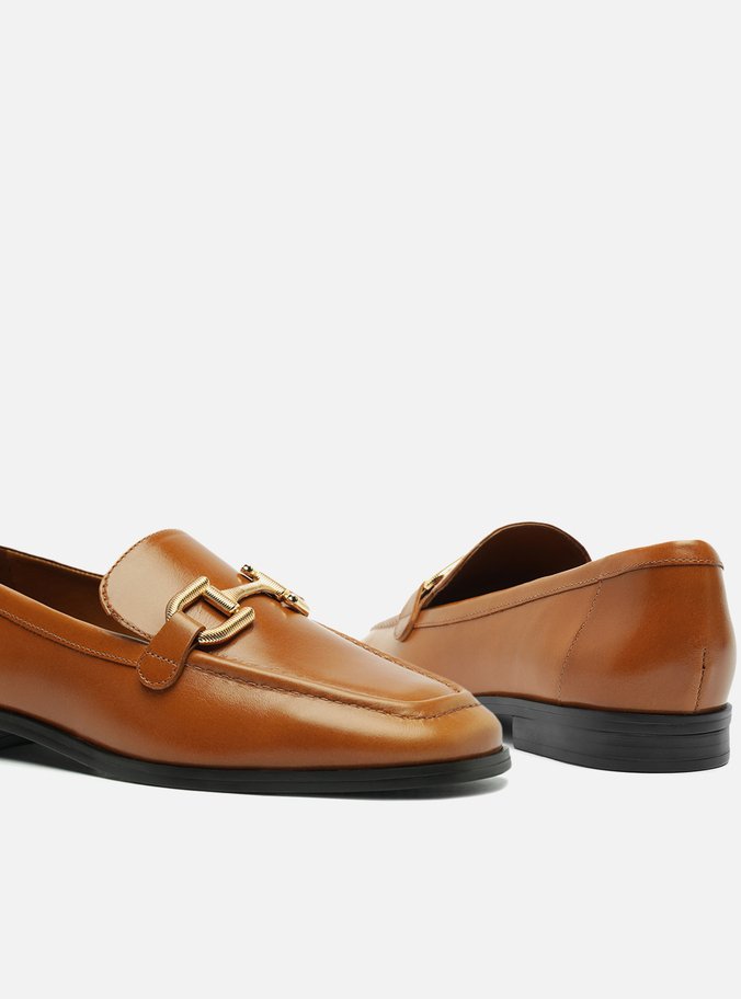 Mocassim Marrom Almond Couro Bridão Metálico