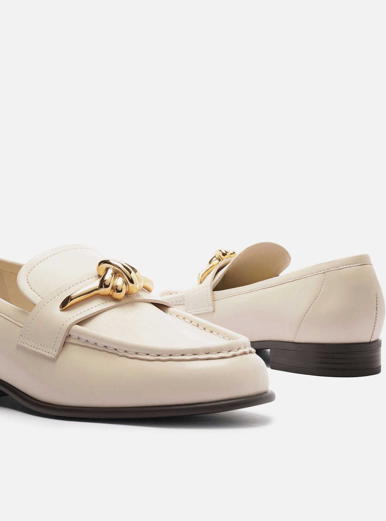 Mocassim Off-White Couro Bico Redondo Metal Nó — foto 4