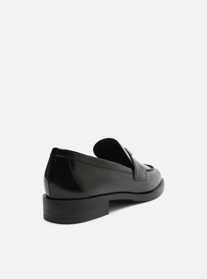 Mocassim Preto Bico Redondo Tira Metal