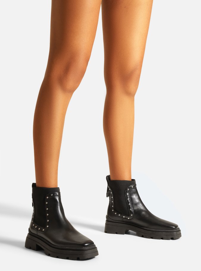 Bota Preta Couro Cano Curto Tratorada Rebites