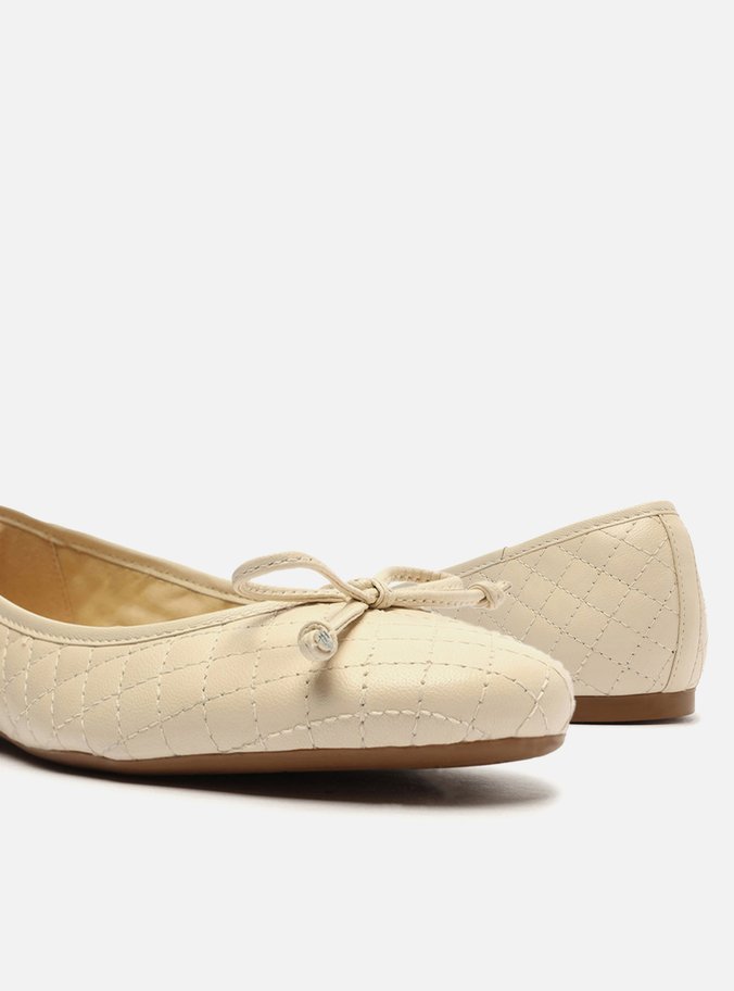 Sapatilha Off-White Matelassê Bico Redondo