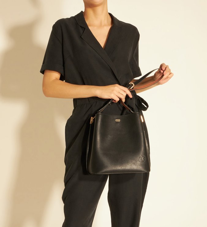 Bolsa Hobo Antonia Média Preta | Arezzo