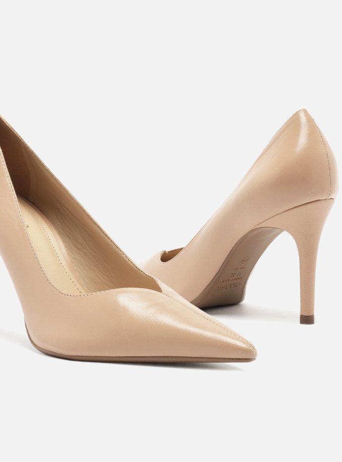 Scarpin Nude Couro Salto Médio Fino Detalhe