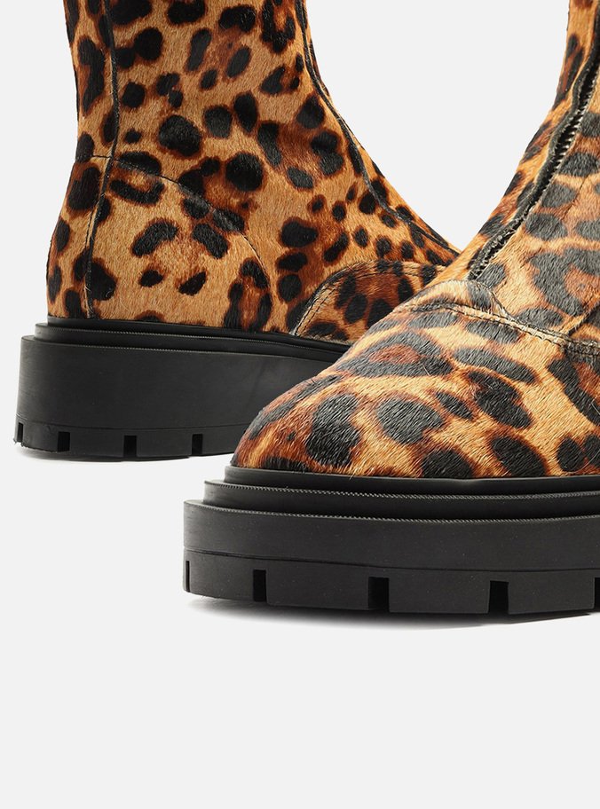 Bota Animal Print Pelo Cano Curto Zíper
