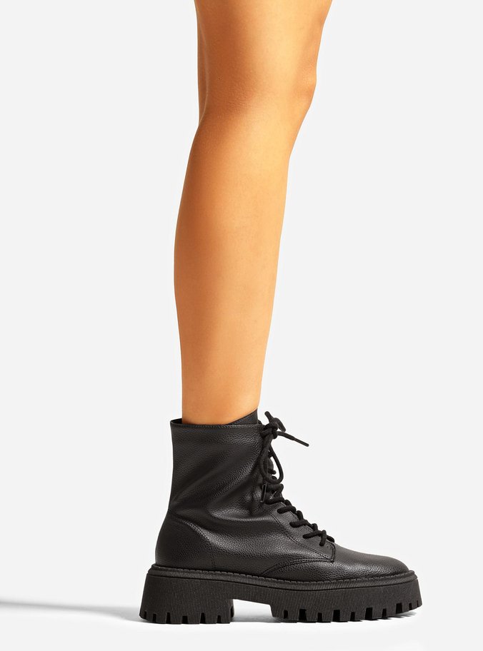 Coturno Preto Cano Médio Sola Tratorada