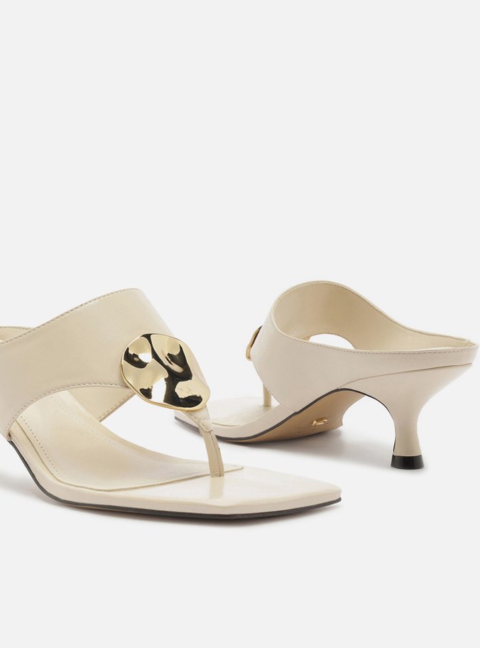 Sandália Branca Couro Salto Kitten Thong Metal