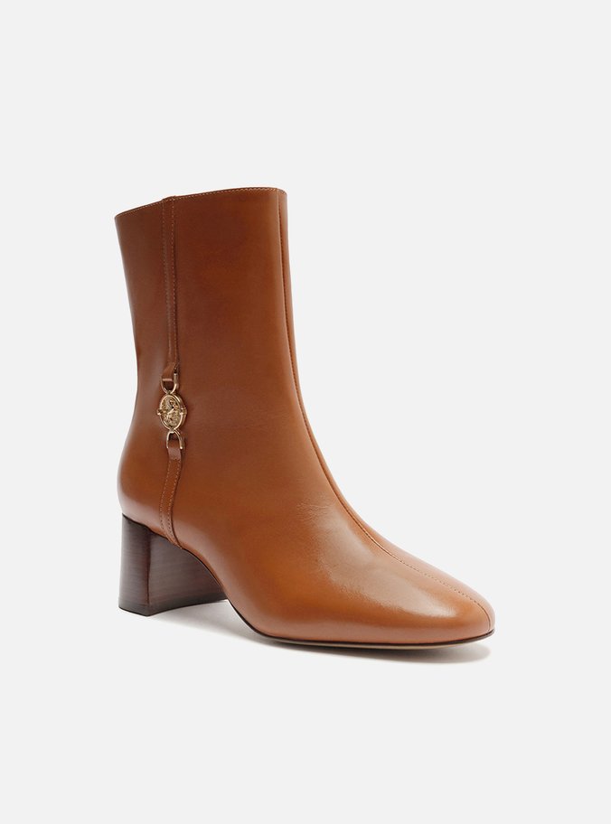 Bota Marrom Couro Salto Bloco Detalhe Medalha