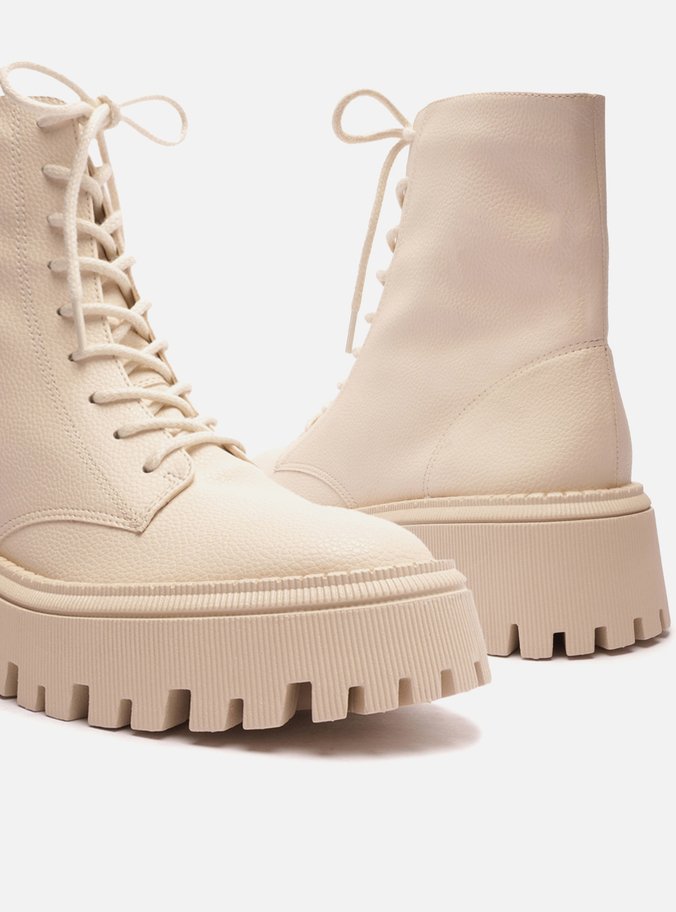 Coturno Off-White Cano Médio Sola Tratorada