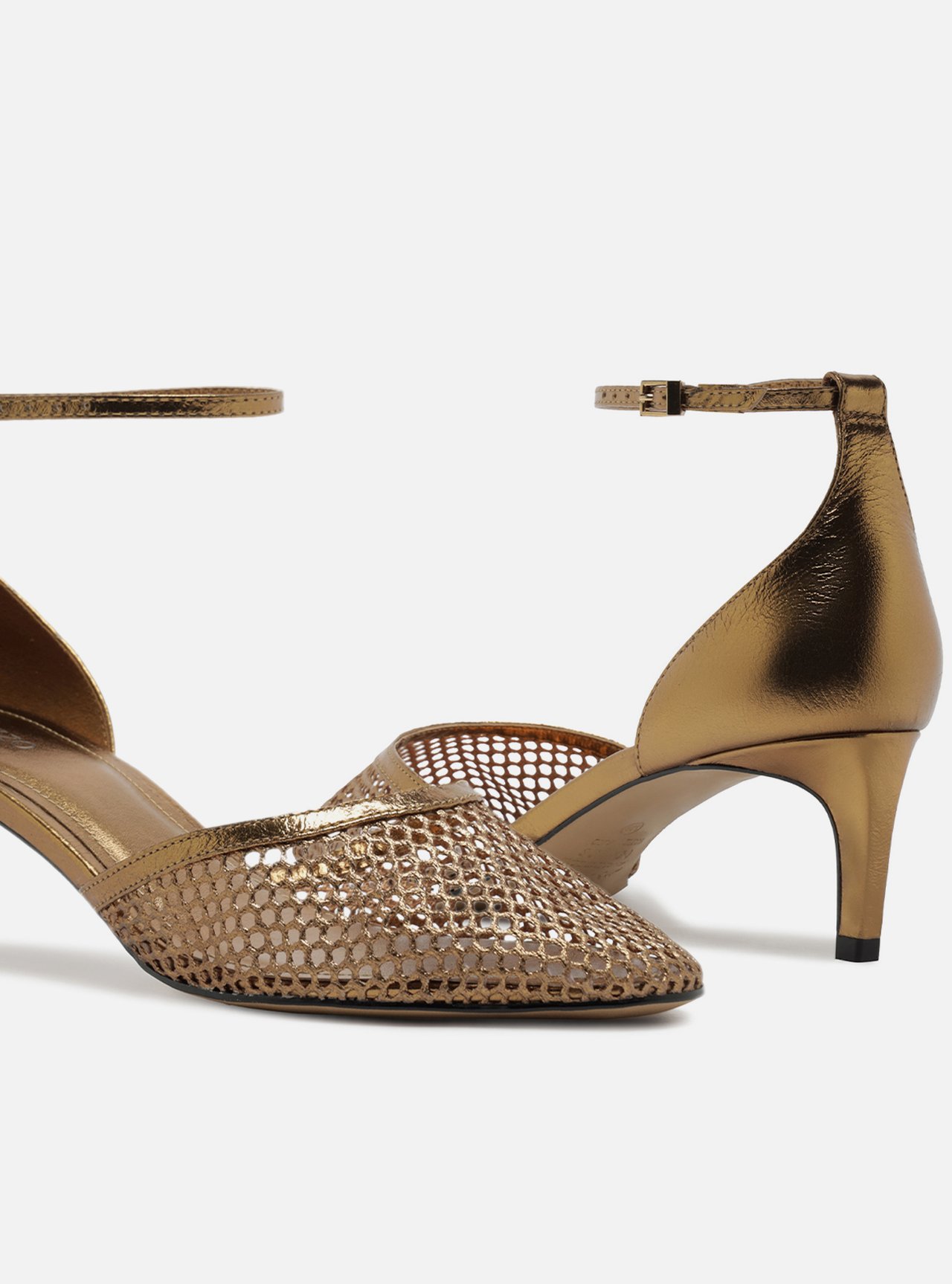 Scarpin Bronze Salto Baixo Fino Aberto Tela — foto 4