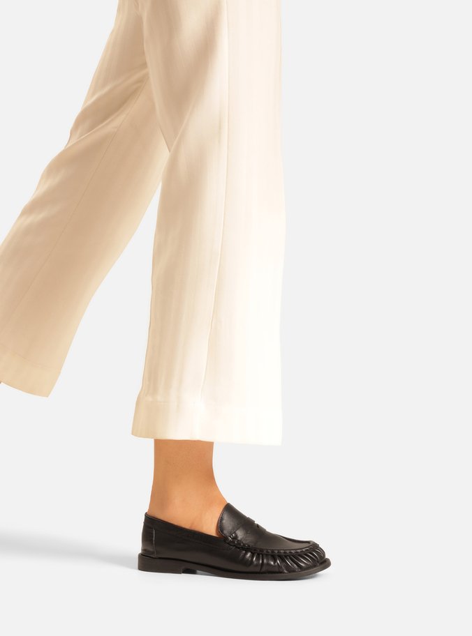 Mocassim Preto Couro Franzido Tira
