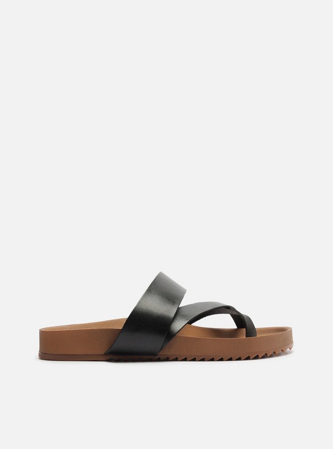 Papete Preta Couro Flatform Tiras Cruzadas