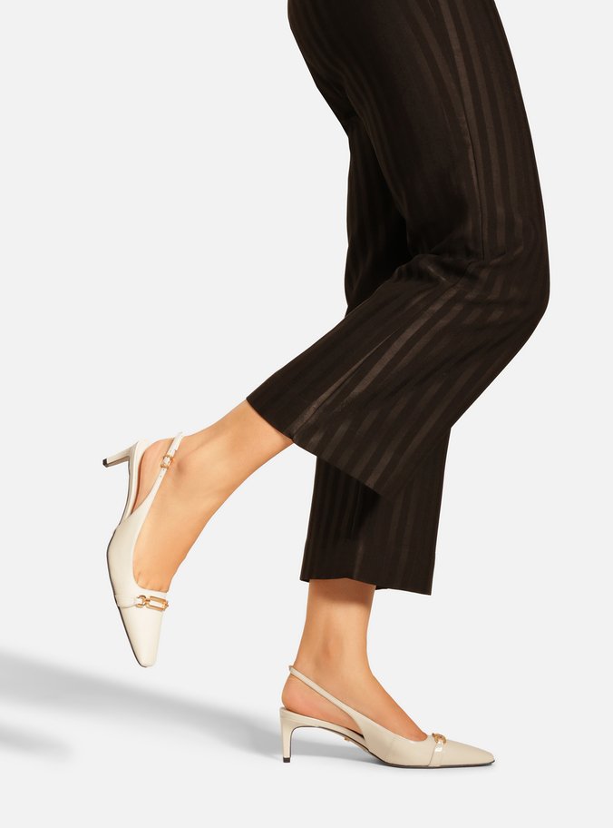 Scarpin Branco Verniz Salto Baixo Slingback Metal
