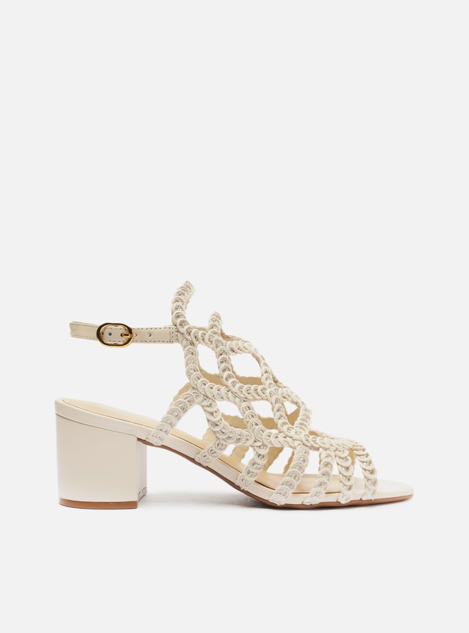 Sandália Off-White Bordada Salto Médio Bloco