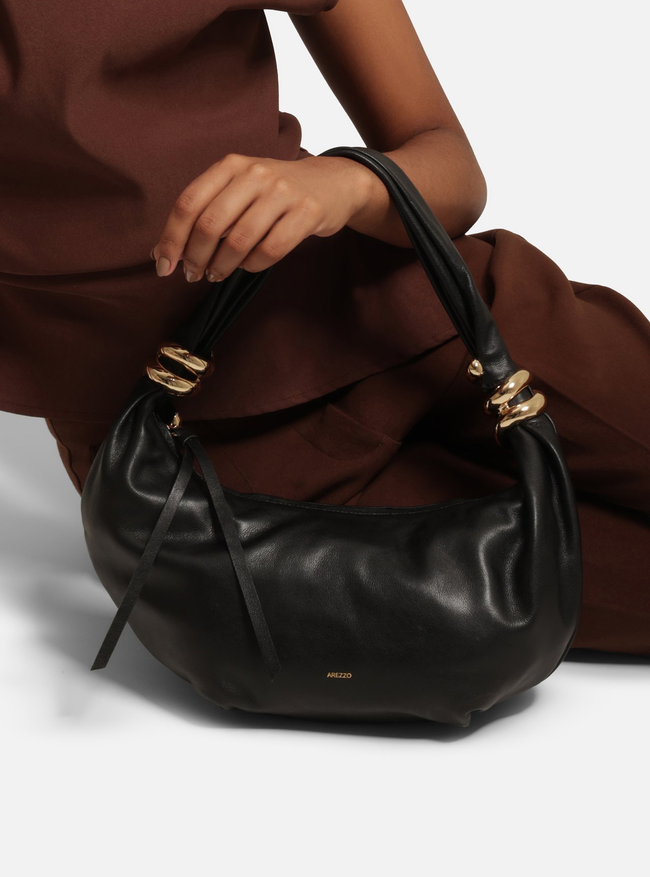 Bolsa Hobo Preta Couro Média Argolas Douradas — foto 6