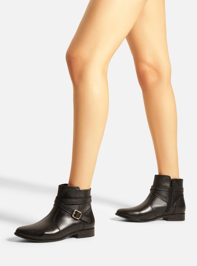 Bota Preta Couro Cano Curto Salto Baixo Tira