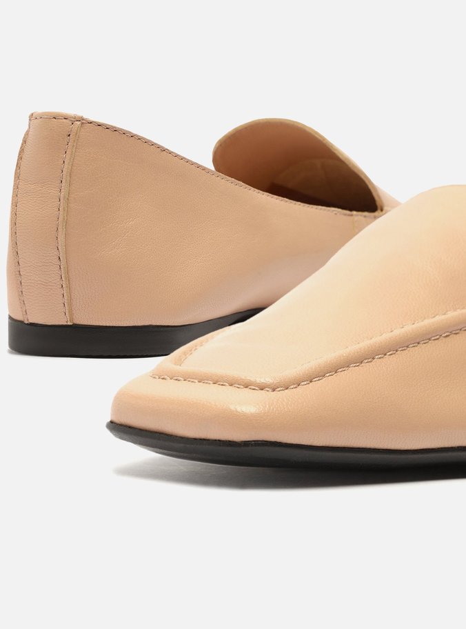 Mocassim Bege Couro Bico Quadrado Costuras