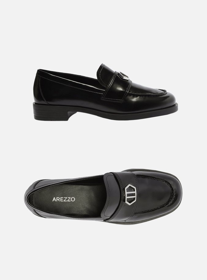 Mocassim Preto Bico Redondo Tira Metal