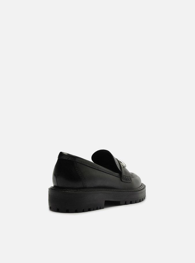Mocassim Preto Couro Detalhe Metálico Tratorado