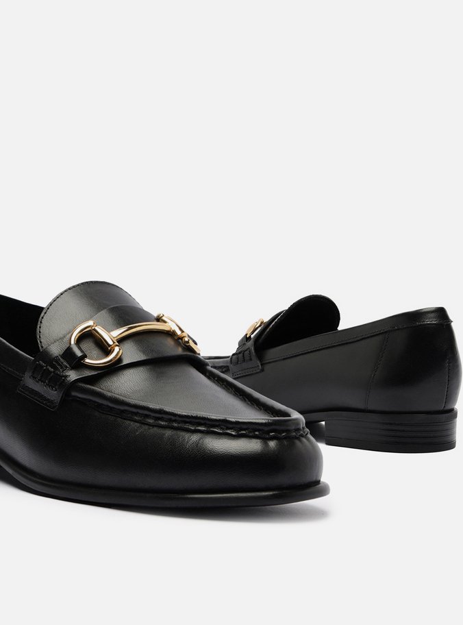 Mocassim Preto Couro Tira Bridão Metálico