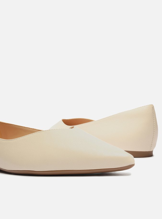 Sapatilha Off-White Couro Bico Fino Minimal