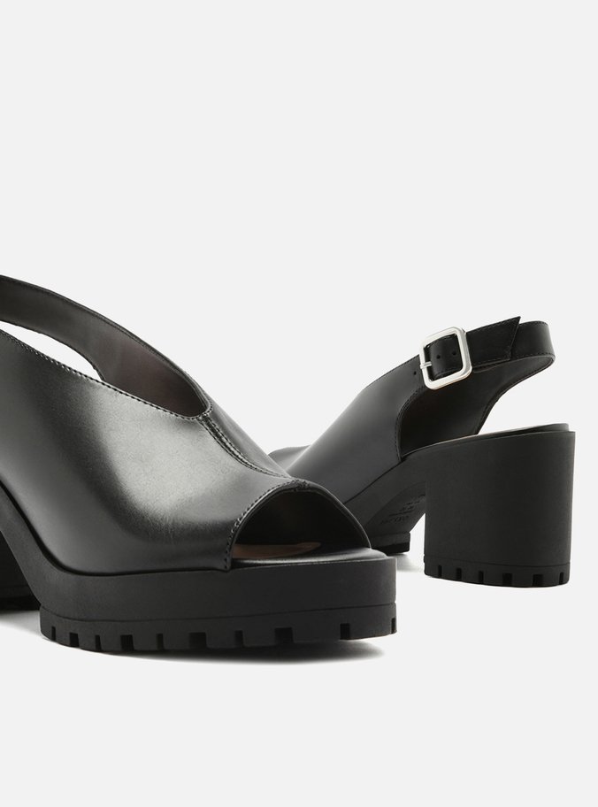Sandal Boot Couro Preta Salto Médio Tratorado Fivela