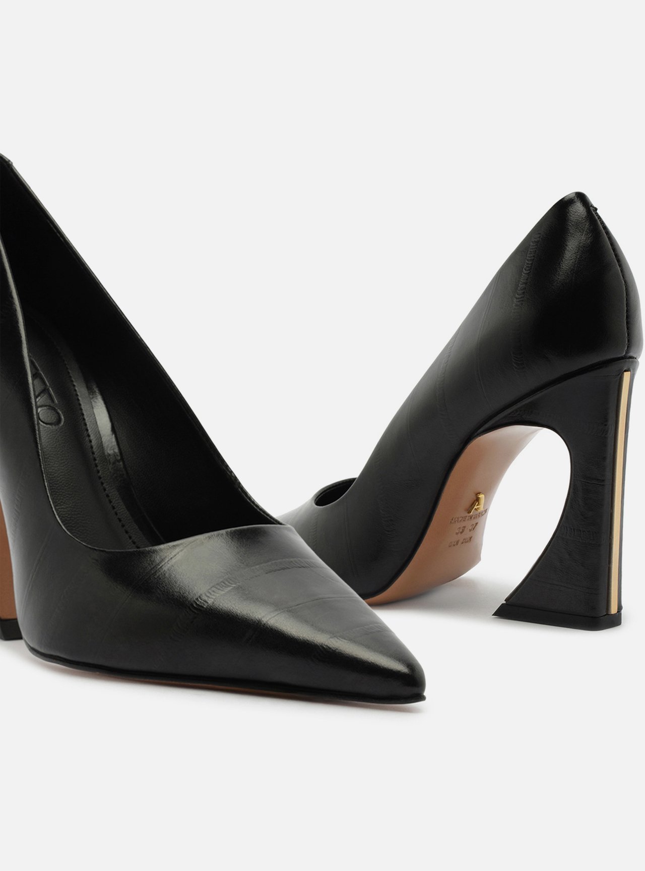 Scarpin Preto Couro Salto Geométrico Flare — foto 4