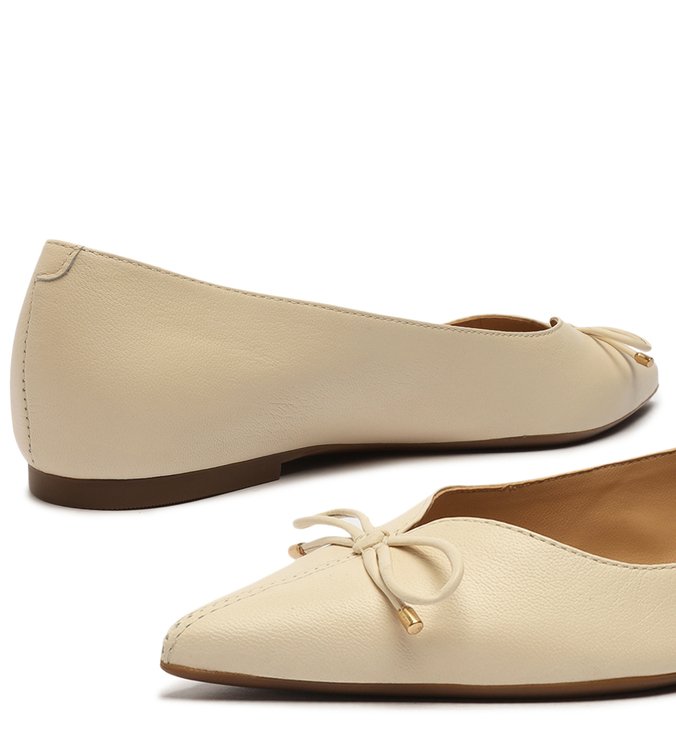 Sapatilha Off-White Couro Bico Fino Lacinho