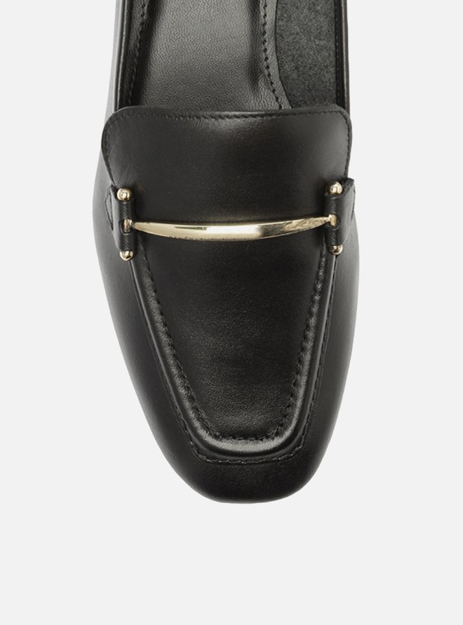 Mocassim Preto Couro Bridão Metálico Moderno
