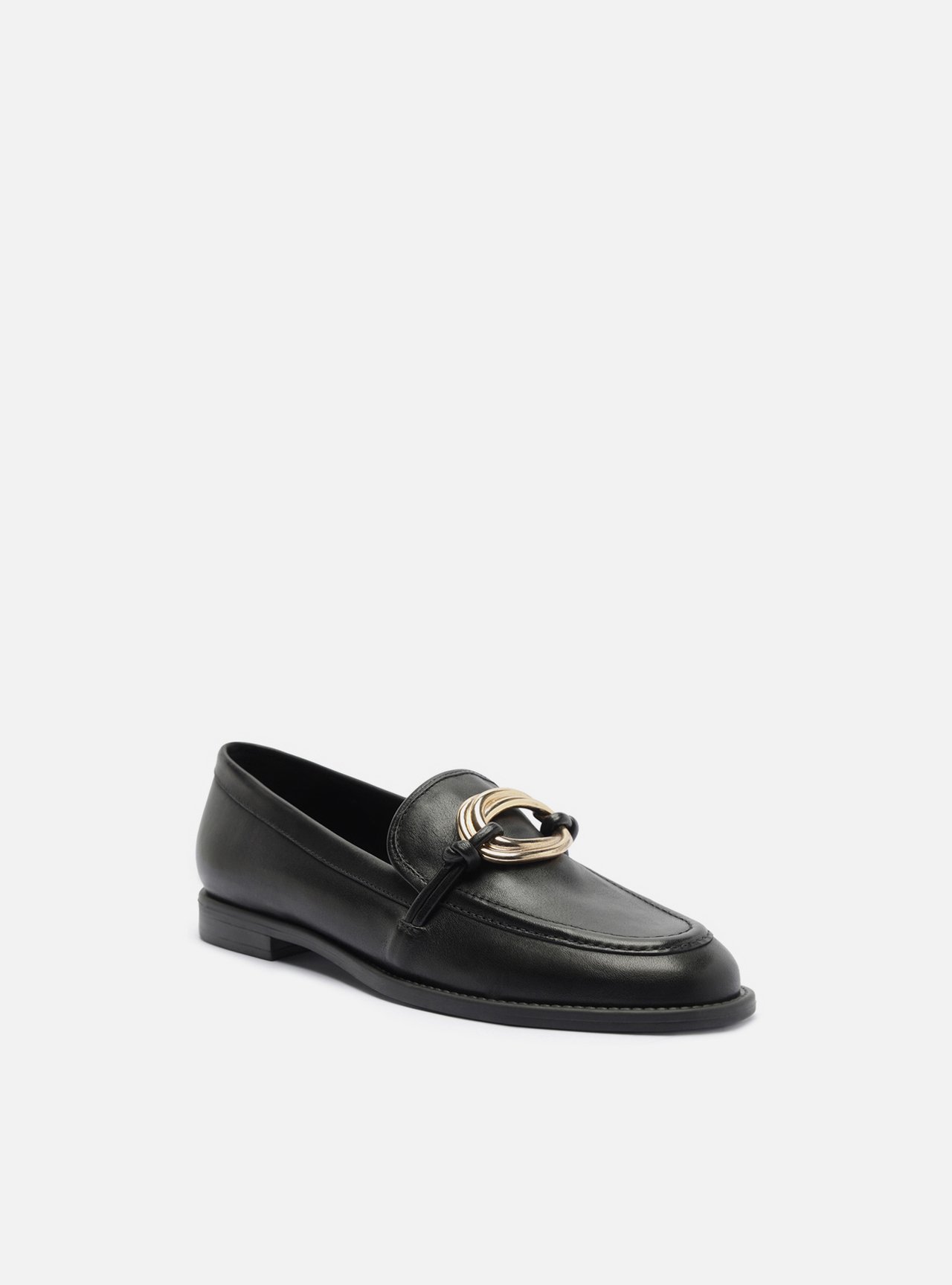 Mocassim Preto Couro Bico Redondo Metais — foto 2