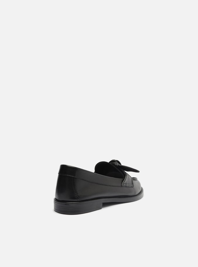 Mocassim Preto Couro Bico Redondo Tiras Nó