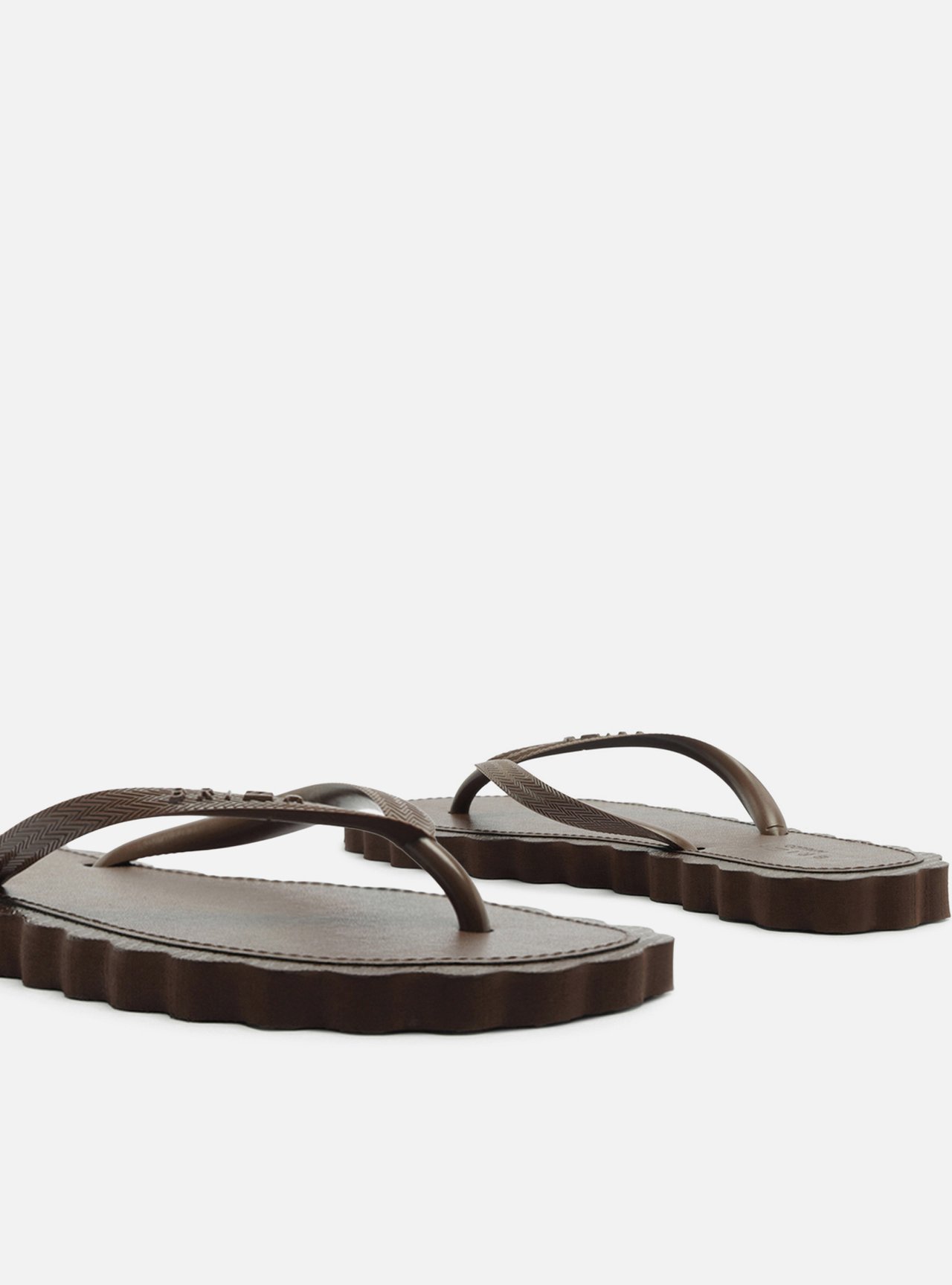 Chinelo de Dedo Marrom Flatform Tiras Brizza — foto 4