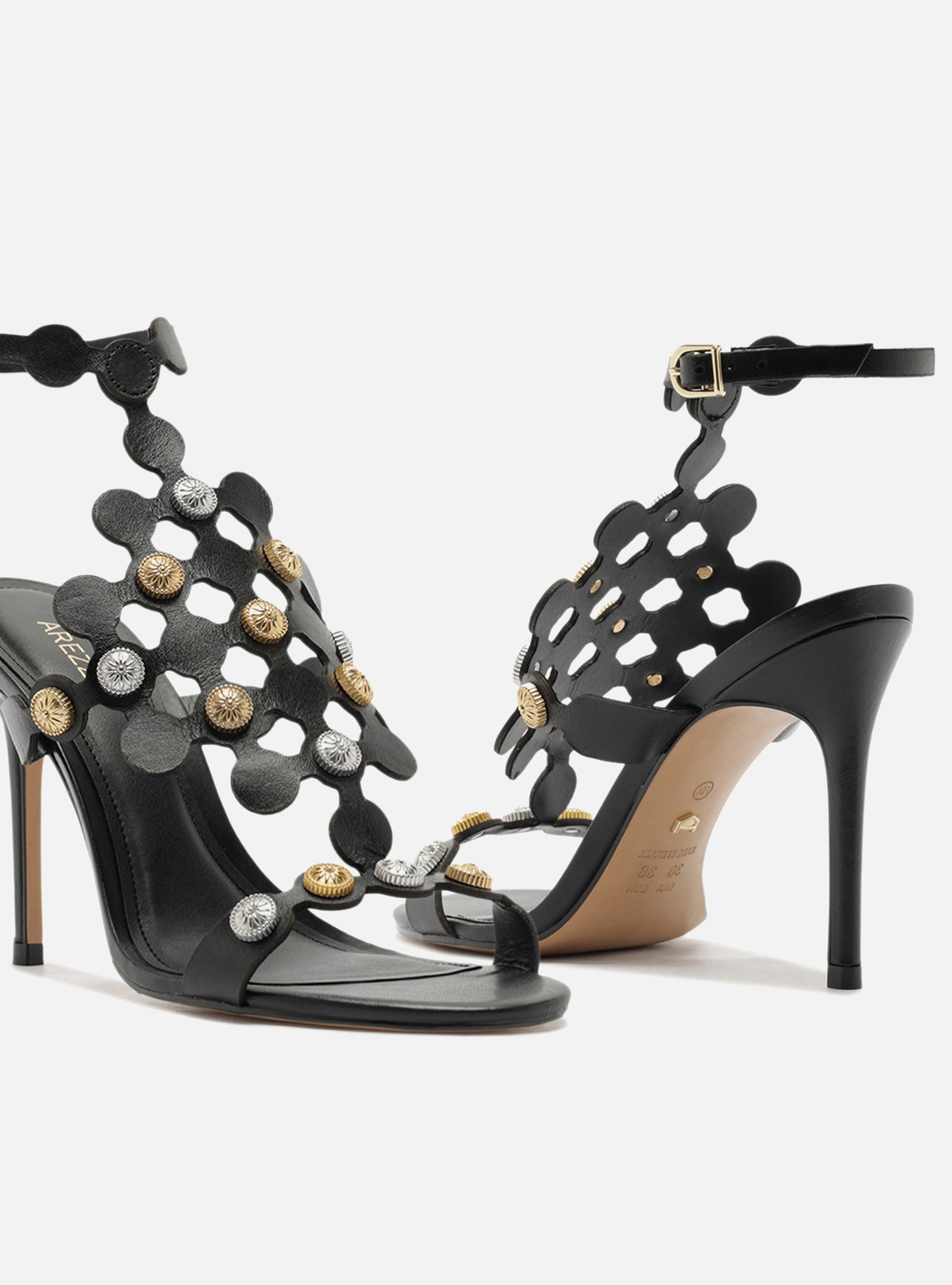Sandália Preta Couro Salto Fino Círculos Metais — foto 4