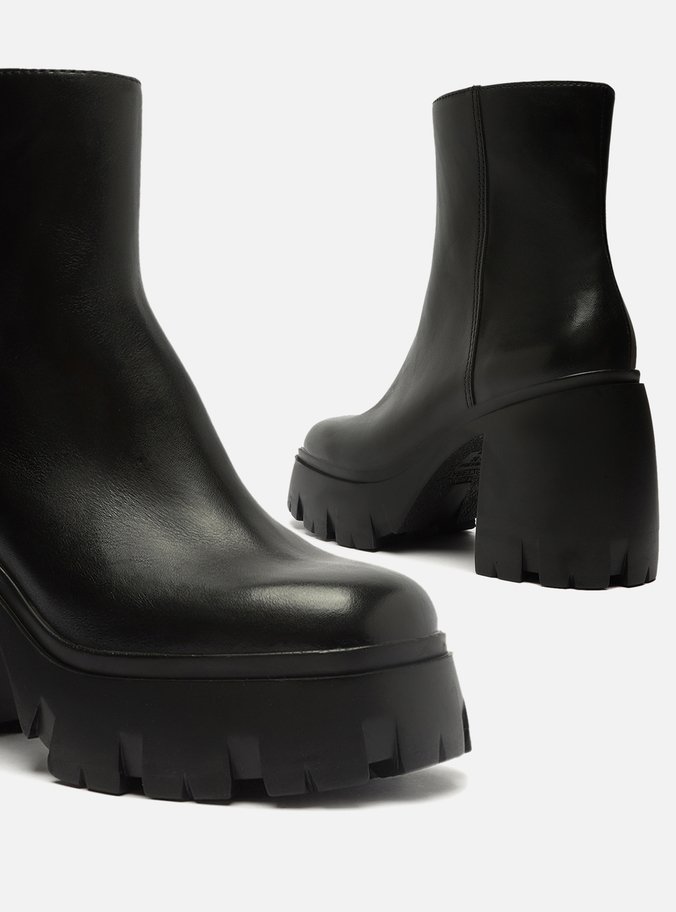 Bota Preta Couro Cano Médio Salto Bloco Tratorada