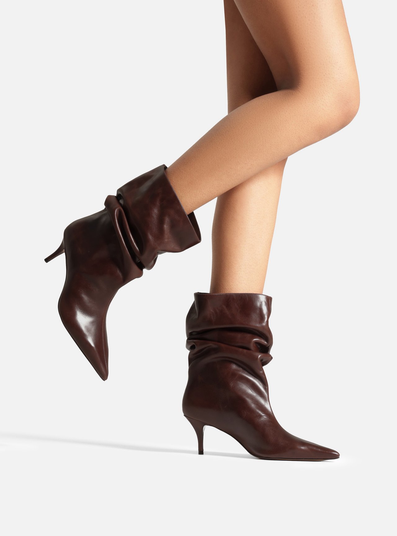 Bota Marrom Couro Salto Baixo Fino Slouchy — foto 6