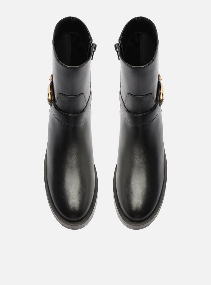 Bota Preta Couro Cano Curto Detalhe Metal