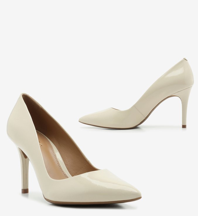 Scarpin Branco Verniz Salto Fino Bico Fino Off-White