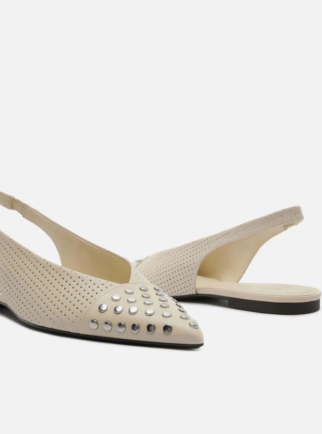 Sapatilha Off White Couro Bico Fino Metais Slingback — foto 4