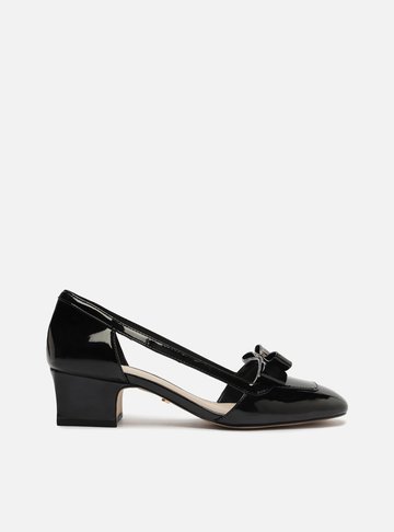 Scarpin Preto Verniz Vazado Laço Medalha