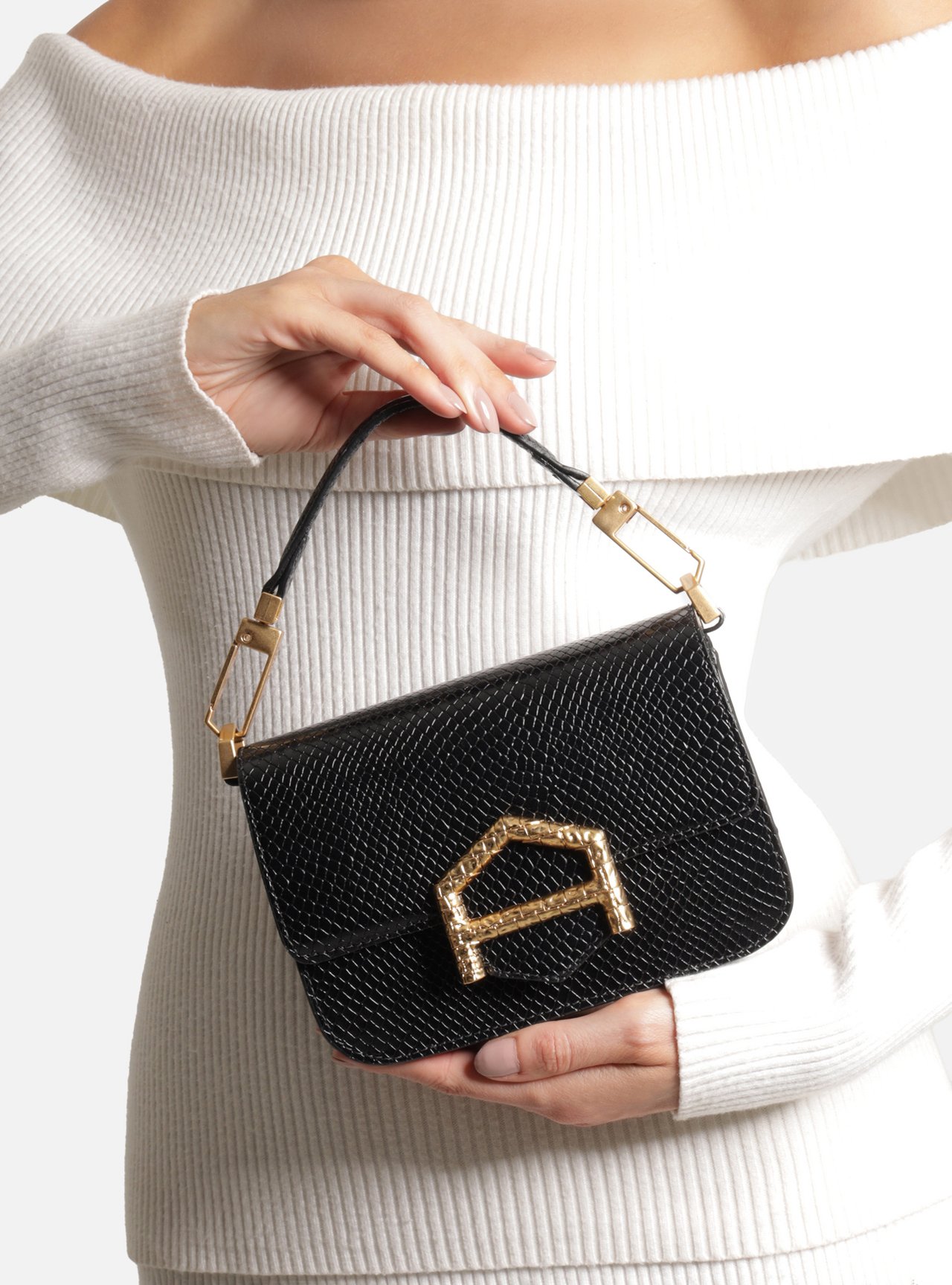 Bolsa Pequena Preta Couro Fecho Dourado Corrente — foto 6