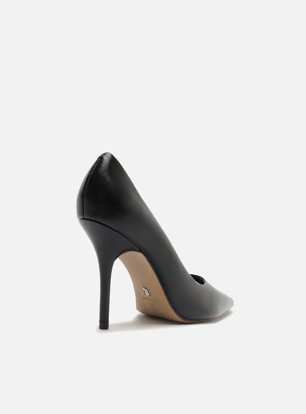 Scarpin Preto Couro Salto Alto Bico Fino Gigi — foto 3
