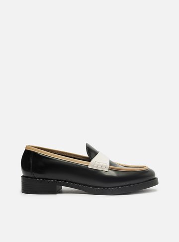 Mocassim Preto Bico Redondo Tira Branca
