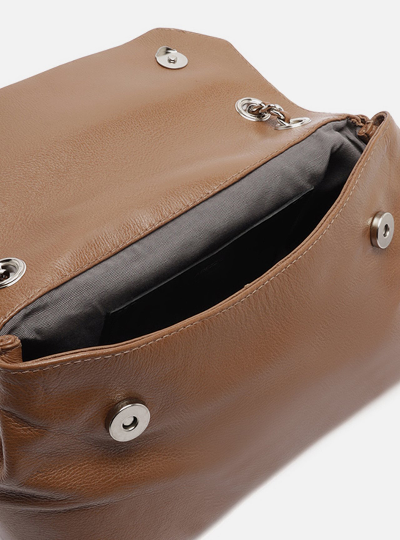 Bolsa Tiracolo Marrom Couro Média Metal — foto 4