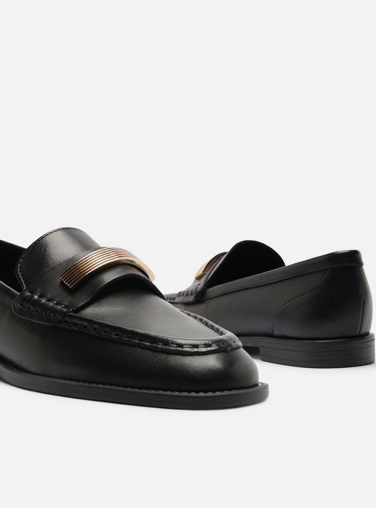 Mocassim Preto Couro Bico Redondo Metais — foto 4